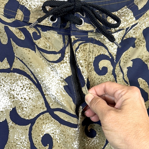 Gotcha Mens Swim Shorts with Velcro Fly and tie closure and back pocket like new - Picture 2 of 7